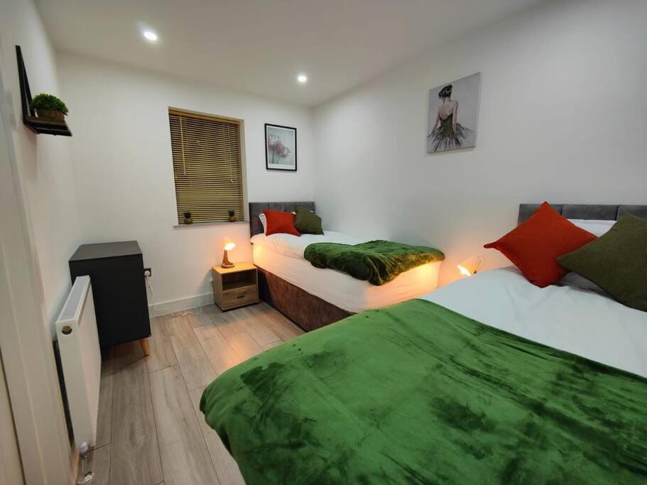 7 Guests - 4 Bedroom - Free Wi-Fi - Kettering Zewnętrze zdjęcie